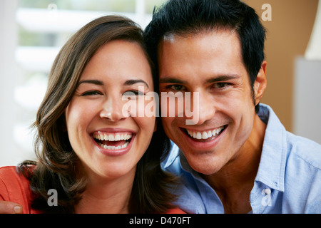 Giovane seduto sul divano di casa insieme Foto Stock