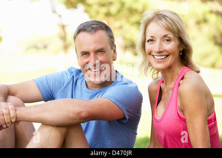 Coppia senior riposo dopo esercizio in posizione di parcheggio Foto Stock