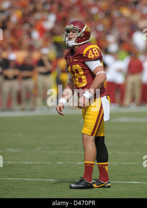 Sett. 22, 2012 - Los Angeles, CA, Stati Uniti d'America - 22 settembre {anno} Los Angeles, CA..USC Trojans luogo kicker (48) Andre Heidari durante il NCAA Football gioco tra la USC Trojans e la California Golden Bears al Colosseo in Los Angeles, California. L'USC Trojans sconfiggere la California Golden Bears 27-9..(Credito: Jose Marin / MarinMedia / Cal Sport Media) Foto Stock