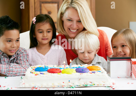 Madre figlio festeggia il compleanno con gli amici Foto Stock