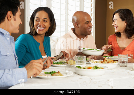 Gruppo di amici godendo di pasto a casa Foto Stock
