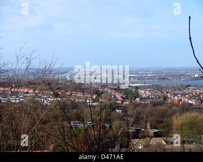 Vista di Runcorn Widnes bridge da Runcorn castello. Foto Stock