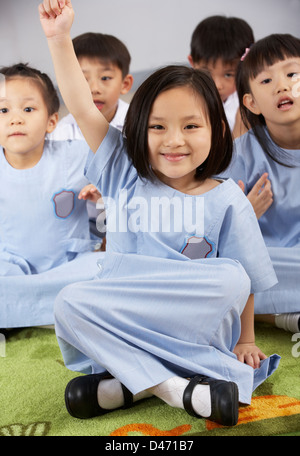 Segreteria studenti domanda cinese in aula scolastica Foto Stock