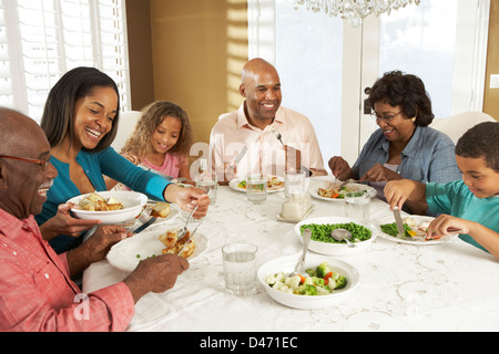 Multi generazione godendo della famiglia pasto a casa Foto Stock