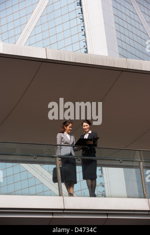 Due imprenditrici avente la discussione al di fuori ufficio edificio Foto Stock