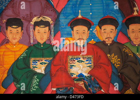 Cina, Hong Kong, Hollywood Road, Upper Lascar Row, negozio di antiquariato Display, Pittura storica raffigurante emperores cinese Foto Stock