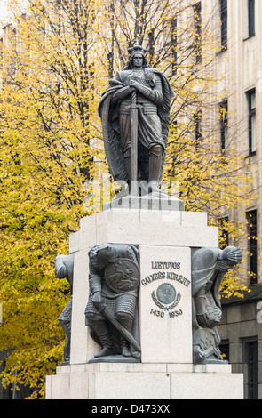 Kaunas Lituania - statua del Duca di Vytautas il grande scultura in autunno Foto Stock