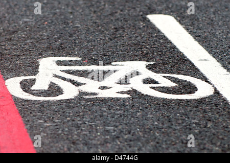 Dipinto di bianco di corsia per biciclette su strada Foto Stock
