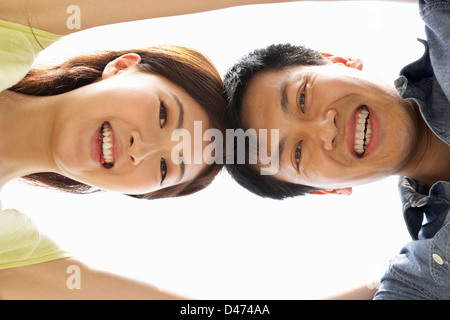 Giovani cinesi giovane guardando in giù nel CameraTogether Foto Stock