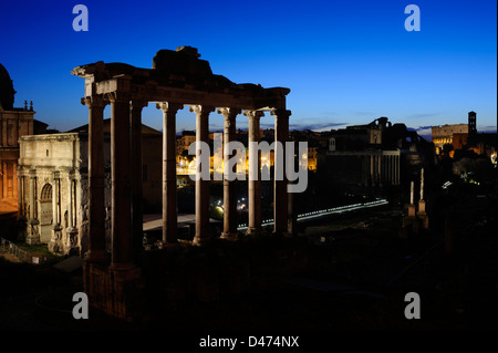 Italia, Roma, foro Romano di notte Foto Stock