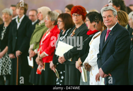 Berlino, Germania. Il 7 marzo 2013. Il Presidente tedesco Joachim Gauck (R) pone con le donne che hanno ricevuto la croce federale di merito al Bellevue Palace. Foto: Annibale/dpa/Alamy Live News Foto Stock