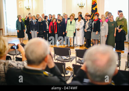 Berlino, Germania. Il 7 marzo 2013. Il Presidente tedesco Joachim Gauck (C) e la sua compagna Daniela Schadt posano con le donne che hanno ricevuto la croce federale di merito al Bellevue Palace. Foto: Annibale/dpa/Alamy Live News Foto Stock