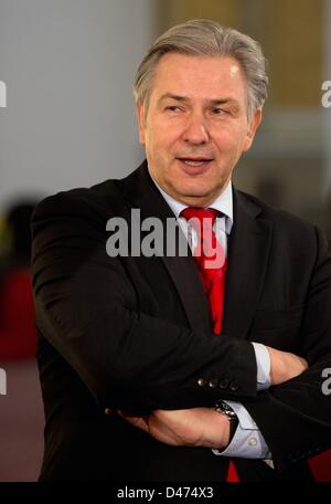 Berlino, Germania. Il 7 marzo 2013. Sindaco di Berlino Klaus Wowereit attende l'inizio di una conferenza stampa su la Galleria Eastside. Foto: SOEREN STACHE/dpa/Alamy Live News Foto Stock