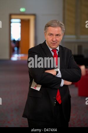 Berlino, Germania. Il 7 marzo 2013. Sindaco di Berlino Klaus Wowereit attende l'inizio di una conferenza stampa su la Galleria Eastside. Foto: SOEREN STACHE/dpa/Alamy Live News Foto Stock