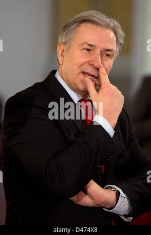 Berlino, Germania. Il 7 marzo 2013. Sindaco di Berlino Klaus Wowereit attende l'inizio di una conferenza stampa su la Galleria Eastside. Foto: SOEREN STACHE/dpa/Alamy Live News Foto Stock