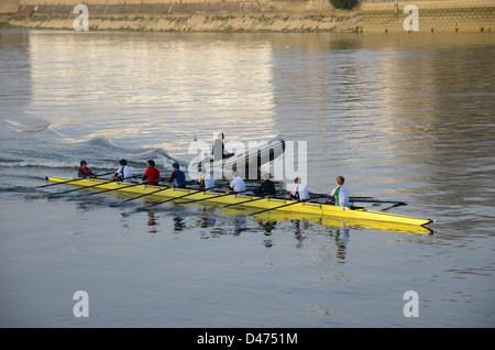 Un collegio scuola otto di canottaggio sul fiume Tamigi a Putney Foto Stock