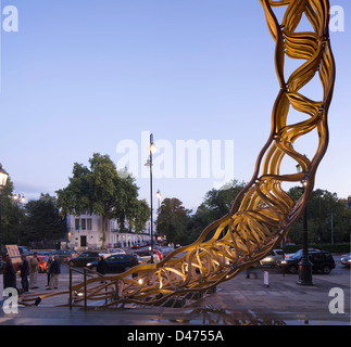 Onda di legname, installazione per il London Design Festival 2011, Londra, Regno Unito. Architetto: AL A, 2011. La struttura a reticolo scultura Foto Stock