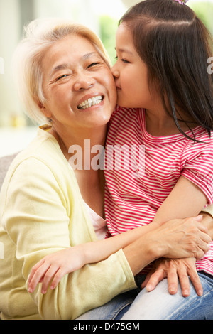 Nonna cinese e la nipote rilassante sul divano di casa Foto Stock