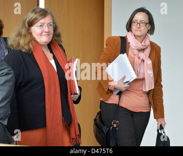 Erfurt, Germania. Il 7 marzo 2013. Comitato presidentessa Dorothea Marx (L) e vice presidentessa Martina Renner (R) arrivano per l'audizione da parte della Turingia inchiesta pannello nella NSU omicidi. Il neo-nazista gruppo NSU è accusato di aver ucciso nove greco e turco immigrati e una poliziotta dal 2000 al 2007. Foto: MARTIN SCHUTT/dpa/Alamy Live News Foto Stock