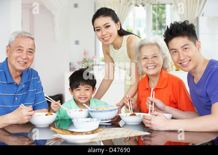 Ritratto di Multi-Generation famiglia cinese di mangiare mangiare insieme Foto Stock