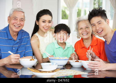 Ritratto di Multi-Generation famiglia cinese di mangiare mangiare insieme Foto Stock