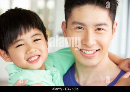 Testa e spalle Ritratto di Cinesi padre e figlio Foto Stock
