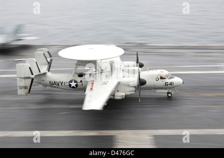 E-2C Hawkeye terre a bordo degli aeromobili del vettore. Foto Stock