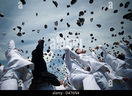 Le insegne della Marina e i corpi marini di recente commissionati 2° tenenti dalla U.S. Naval Academy Class del 2011 celebrano la loro laurea Foto Stock