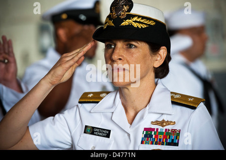 Admiral saluta come ella è rediretto a bordo durante il Navy Cyber Forze del cambiamento di cerimonia di comando Foto Stock