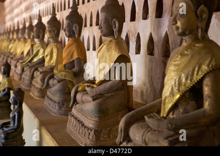 Wat Si Saket è famosa per il suo chiostro muro che ospita migliaia di piccole immagini di Buddha e le righe con centinaia di Budda seduto. Foto Stock