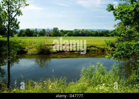 Il fiume Usk dalla usk Valley a piedi bryn vicino a abergavenny monmouthshire South wales uk Foto Stock