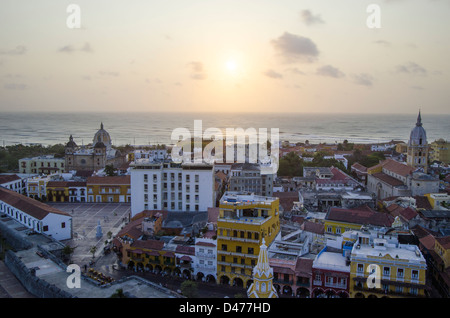 Vista aerea della città vecchia di Cartagena al tramonto, Colombia Foto Stock