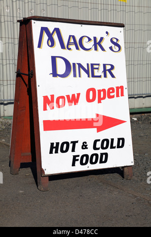 Un segno per Mack's Diner Selling Hot and Cold Food, Lancefield Street, Glasgow, Scozia, Regno Unito Foto Stock