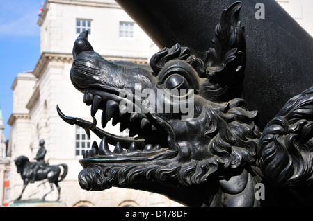 Londra, Inghilterra, Regno Unito. La sfilata delle Guardie a Cavallo. il memoriale di Cadice o 'il Regent's bomba' (vedi descrizione) Foto Stock