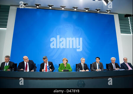 Berlino, Germania. Il 7 marzo 2013. Il cancelliere tedesco Angela Merkel di parlare in una conferenza stampa circa i nuovi piani per l'energia in Germania erano presenti, il dott. Philipp Rösler, Petyer Dr. Ramsauer, Peter Altmaier, Ulrich Grillo, Pr. Dr. Hartmut Vogtman, Michael Vassiliadis, Ewald Woste. Credits: Credito: Gonçalo Silva / Alamy Live News. Foto Stock