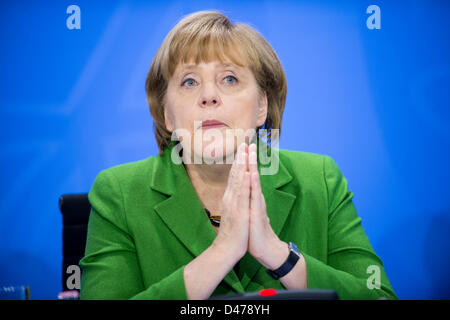 Berlino, Germania. Il 7 marzo 2013. Il cancelliere tedesco Angela Merkel di parlare in una conferenza stampa circa i nuovi piani per l'energia in Germania erano presenti, il dott. Philipp Rösler, Petyer Dr. Ramsauer, Peter Altmaier, Ulrich Grillo, Pr. Dr. Hartmut Vogtman, Michael Vassiliadis, Ewald Woste. Credits: Credito: Gonçalo Silva / Alamy Live News. Foto Stock