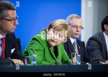 Berlino, Germania. Il 7 marzo 2013. Il cancelliere tedesco Angela Merkel di parlare in una conferenza stampa circa i nuovi piani per l'energia in Germania erano presenti, il dott. Philipp Rösler, Petyer Dr. Ramsauer, Peter Altmaier, Ulrich Grillo, Pr. Dr. Hartmut Vogtman, Michael Vassiliadis, Ewald Woste. Credits: Credito: Gonçalo Silva / Alamy Live News. Foto Stock