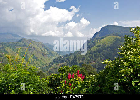 Pioggia nuvole sopra il gap da ELLA LO SRI LANKA con un piccolo picco di ADAMS E ELLA ROCK Foto Stock