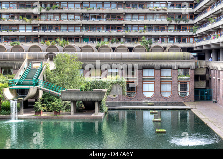 Il Barbican Centre di Londra è uno dei più popolari e famosi esempi di architettura Brutalist nel mondo. Foto Stock