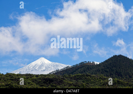 Coperta di neve del monte Teide visto da Santiago del Teide Tenerife, Isole Canarie, Spagna, Foto Stock