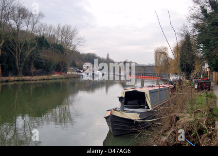 Una vista del fiume Medway in Allington, Maidstone guardando verso Allington serratura e saracinesca. Foto Stock