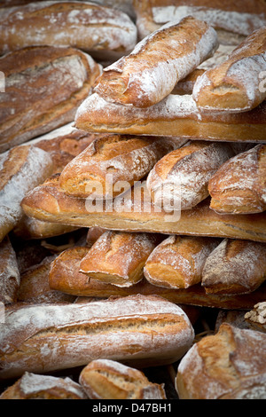 Un display di diversi tipi di pane tra cui la rustica bastone francese noto come 'la Charmille' (Francia). pani Foto Stock