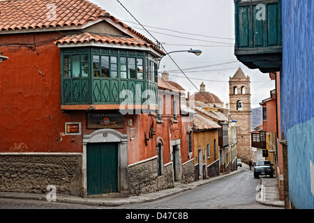 Colorata architettura coloniale nelle strade di Potosí, Bolivia, Sud America Foto Stock