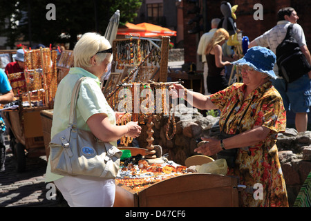 Mercato di vendita di stallo ambra, Riga, Lettonia Foto Stock