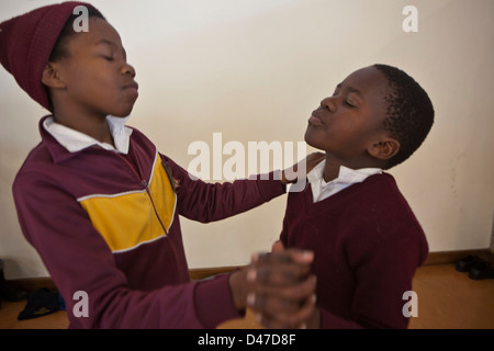 South African bambini della scuola di ballo nel loro primo corso di danza. Parte di un programma per migliorare la loro istruzione. Foto Stock