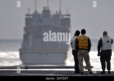 Alfiere Adam a piedi nudi, Lt. Victor Lange e il tenente La Cmdr. Eric Coop stand sulla prora di assalto anfibio nave USS Kearsarge. Foto Stock