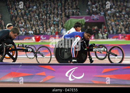 Peth Rungsri della Thailandia negli uomini 100m - T52 allo stadio Olimpico a Londra nel 2012 i Giochi Paralimpici. Foto Stock