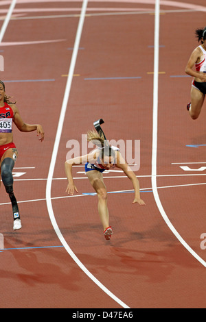 Marie-Amelie le pellicce di Francia va battenti dopo aver vinto in womens 100m T44 in stadio olimpico a Londra 2012 Giochi Paralimpici. Foto Stock