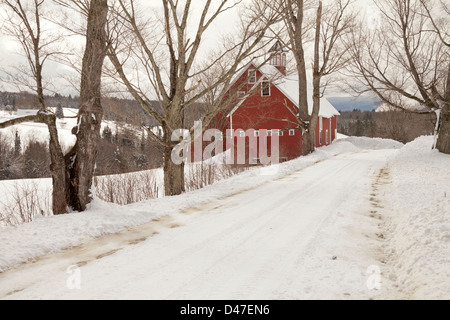 Granaio rosso nella neve, Rochester, Vermont, USA Foto Stock