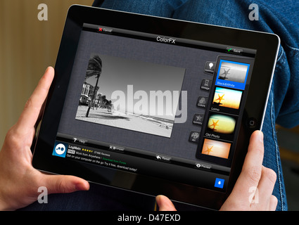 Modifica di una fotografia con il Fotolr HD app gratuita su una quarta generazione di Apple iPad, STATI UNITI D'AMERICA Foto Stock